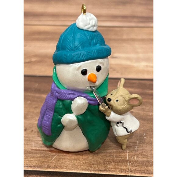 1997 HALLMARK ORNAMENT QX6385 CHRISTMAS CHECKUP SNOWMAN & MOUSE W/ THERMOMETER - Picture 9 of 11